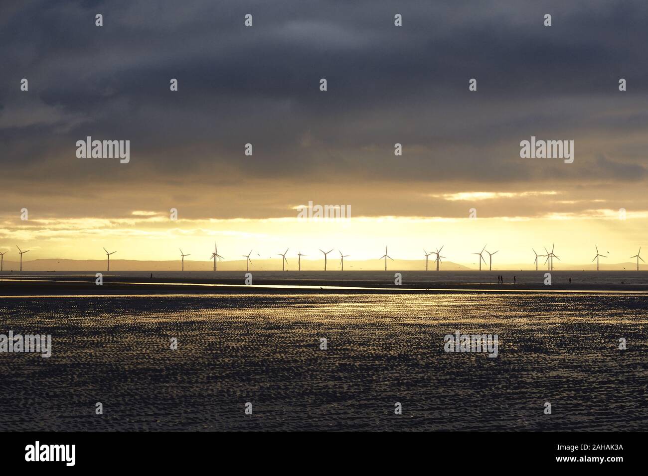 Une scène dramatique d'une rangée d'éoliennes en mer sous un ciel nuageux ciel d'orage au Royaume-Uni Banque D'Images