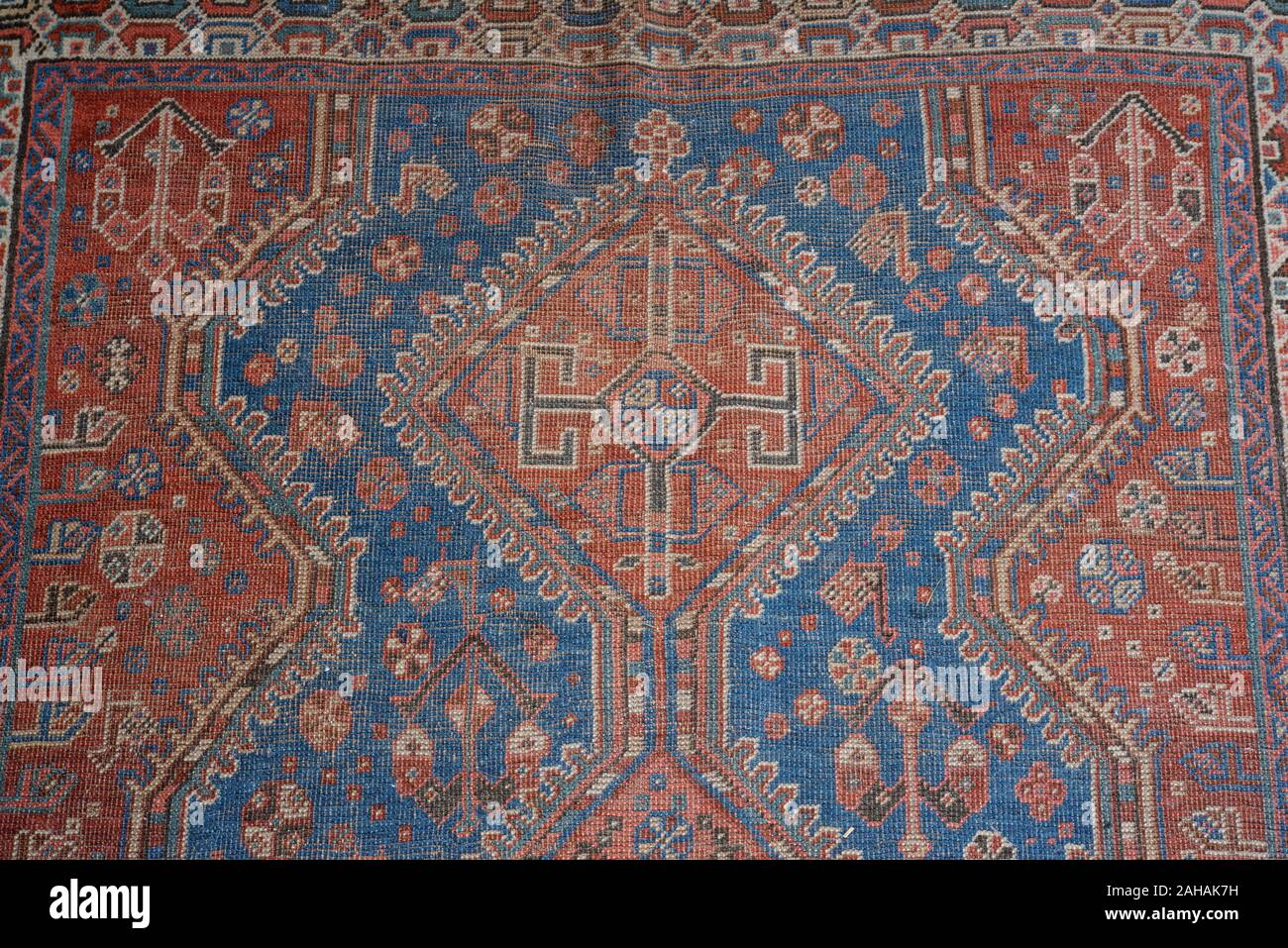 Une section du modèle sur un tapis persan. Banque D'Images