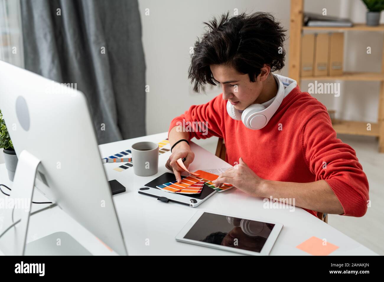 Jeune designer contemporain casualwear en choisissant la couleur de la palette Banque D'Images