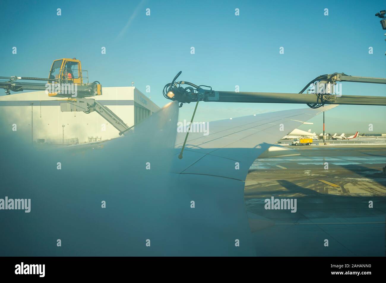 Boeing 737 travailleur aile de dégivrage est un avion commercial wing à Toronto. Avion EST DÉGIVRÉ SUR LA PISTE AVANT DE DÉCOLLER. Banque D'Images