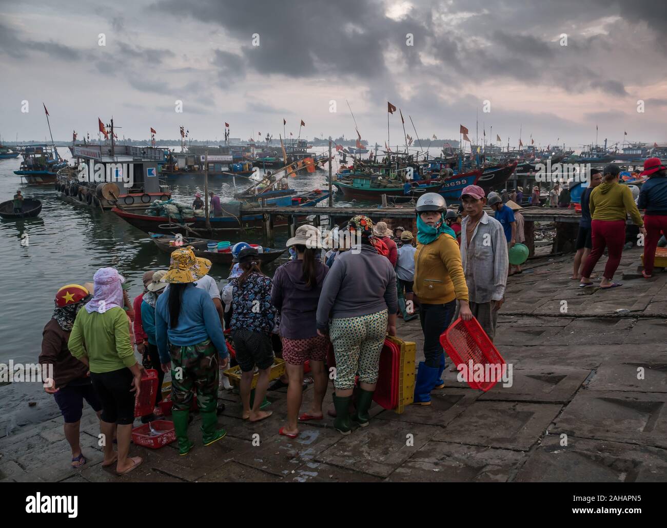 Foule de pêcheurs, commerçants et vendeurs à propos de négociation et traitant de poisson frais à la plage Cua Dai à Dawn, Hoi An marché du poisson principal, au Vietnam, Asie Banque D'Images