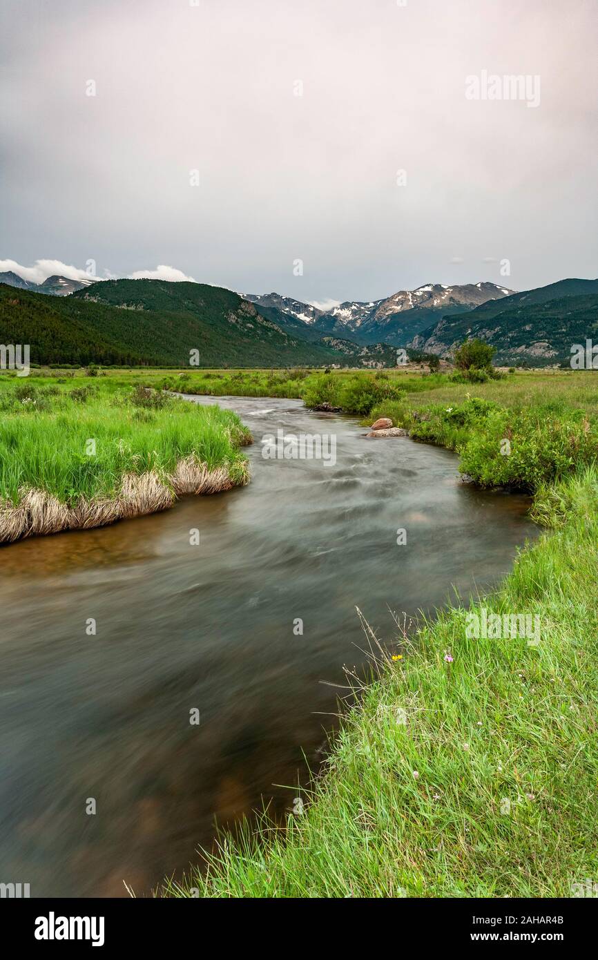 Big Thompson River et les montagnes, Moraine Park, Rocky Mountain National Park, Colorado USA Banque D'Images