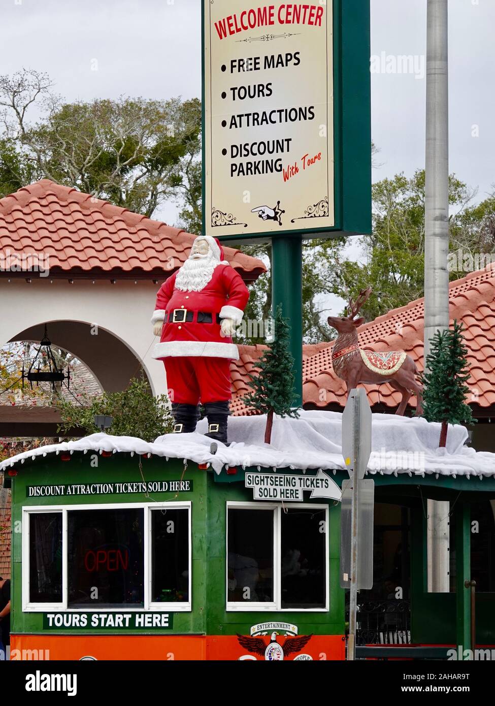 Le Père Noël et les décorations de Noël sur un visiteur, les visites touristiques à chariot St Augustine, Floride, USA. Banque D'Images