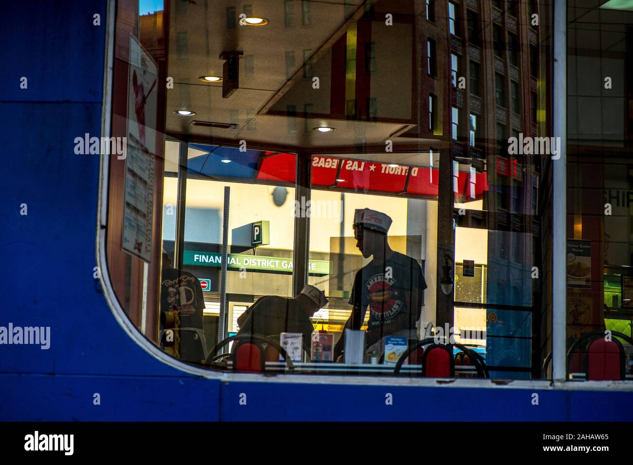 Serveurs qui se profile à travers la fenêtre à un dîner au centre-ville de Detroit, Michigan, USA Banque D'Images
