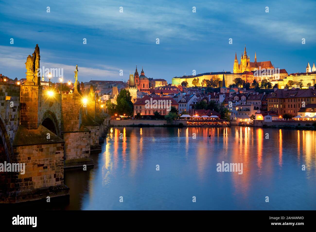 Prague République tchèque. La Vltava, le Pont Charles et le château au coucher du soleil Banque D'Images