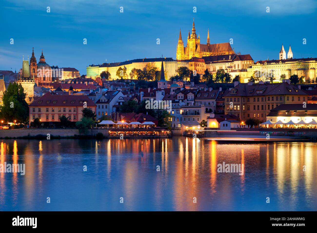 Prague République tchèque. La Vltava, le Pont Charles et le château au coucher du soleil Banque D'Images