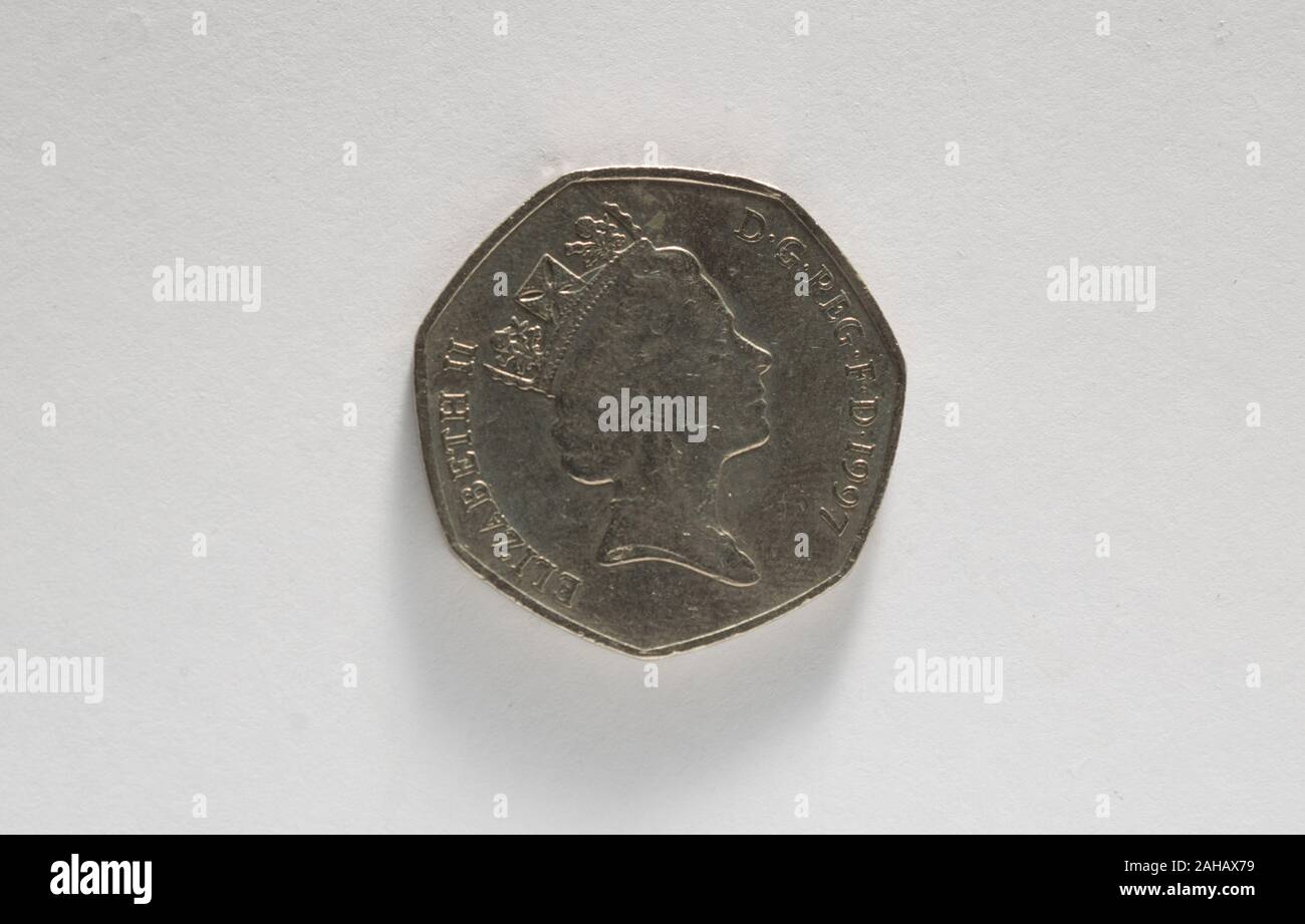 Close up of a British 50p coin isolé sur blanc. Banque D'Images
