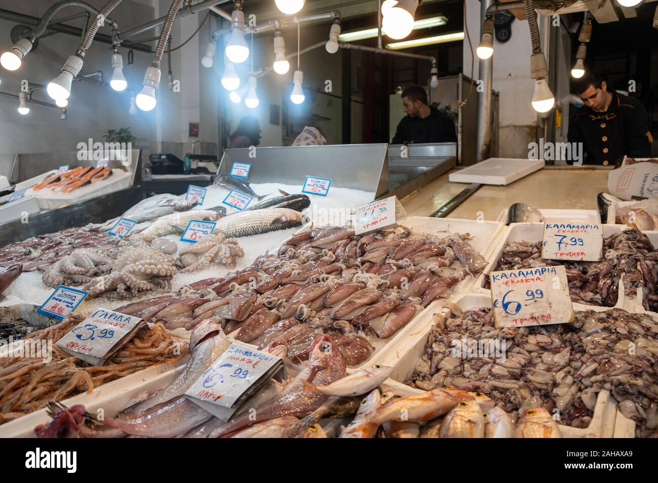Athènes, Grèce. 14 novembre, 2019. La variété de poissons et de fruits de mer à un décrochage du marché de poissons. Marché alimentaire central de la ville, vue de l'intérieur Banque D'Images