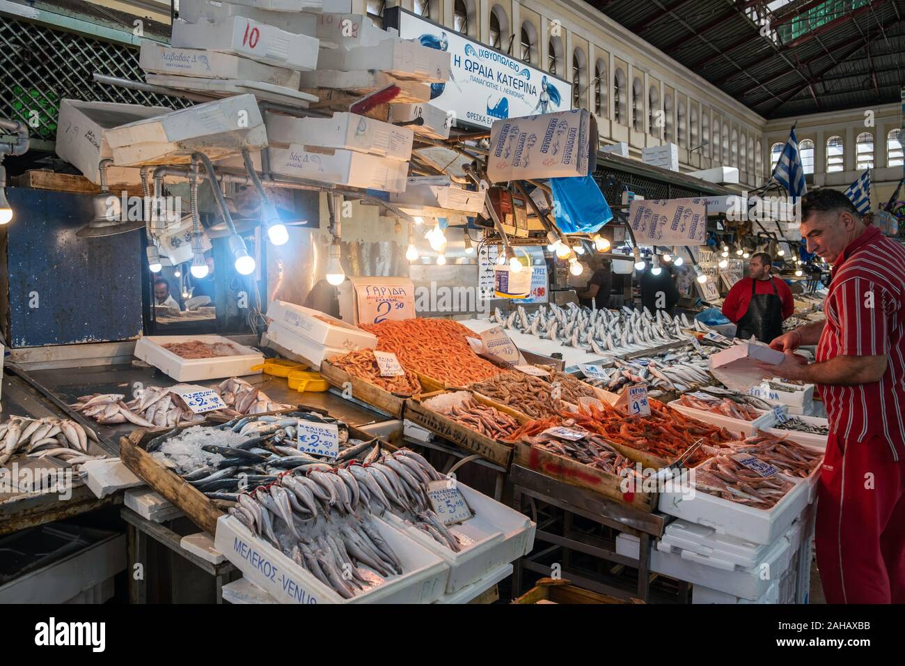 Athènes, Grèce. 14 novembre, 2019. Les personnes vendant un marché de poissons Poissons en décrochage. Marché alimentaire central de la ville, vue de l'intérieur Banque D'Images