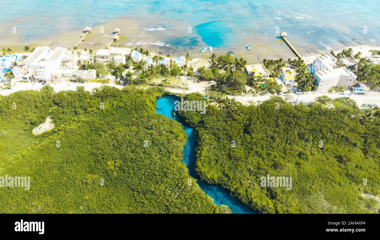 Océan rencontre l'eau salée. Vue aérienne de Casa Cenote à Tulum, Quintana Roo, Mexique Banque D'Images