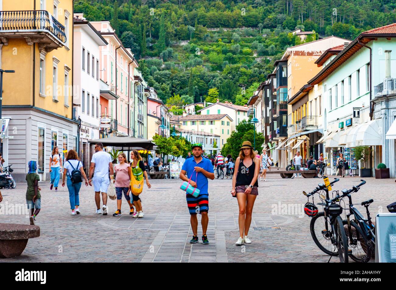 Riva del Garda, Lombardie, Italie - le 12 septembre 2019 : La ville de Riva del Garda. Rue de ville confortable plein de touristes, les plantes et l'Italien archit Banque D'Images