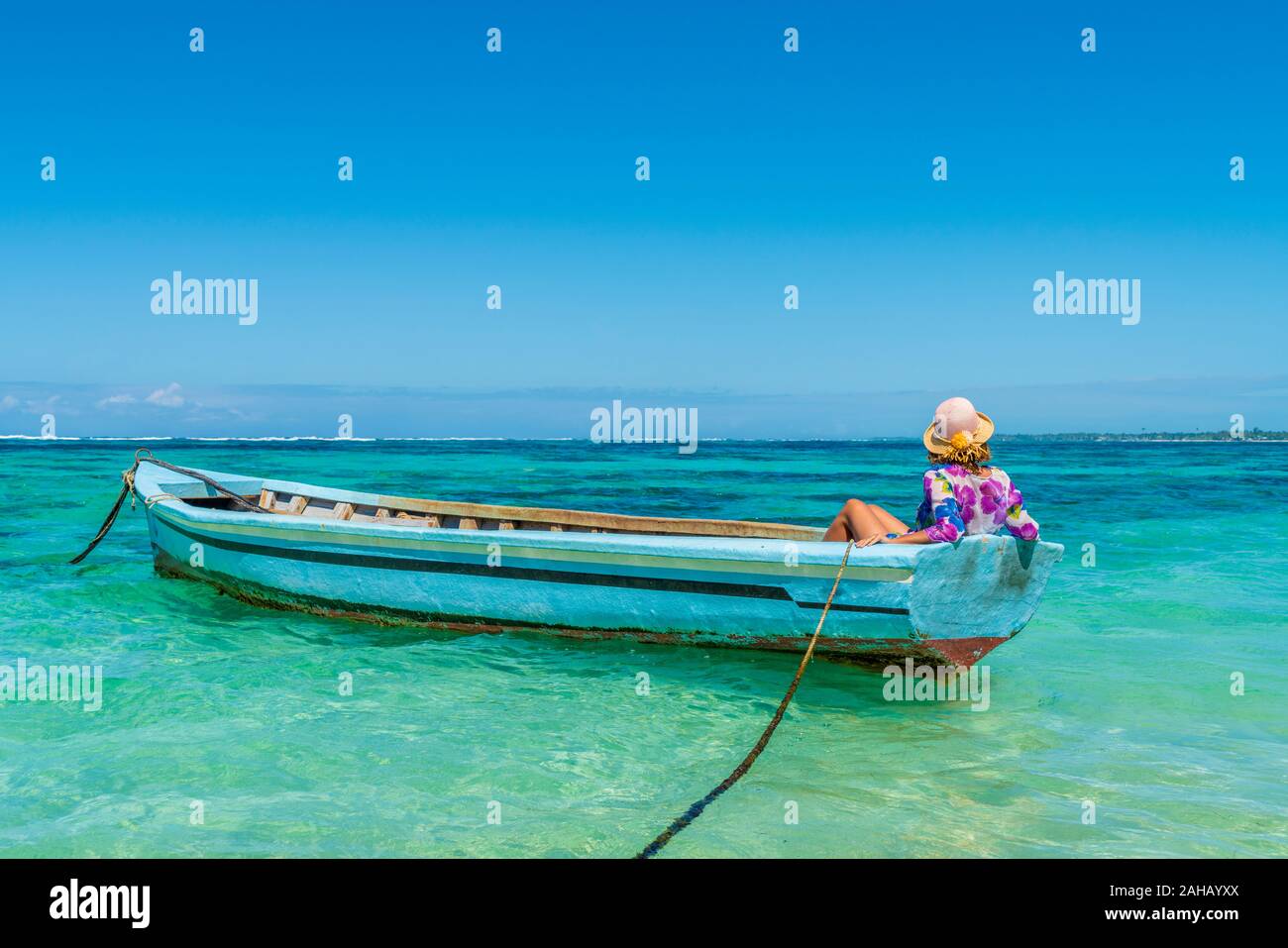 Femme assise sur un bateau en admirant la mer turquoise, Poste Lafayette, de l'Océan Indien, la côte Est, l'Ile Maurice Banque D'Images