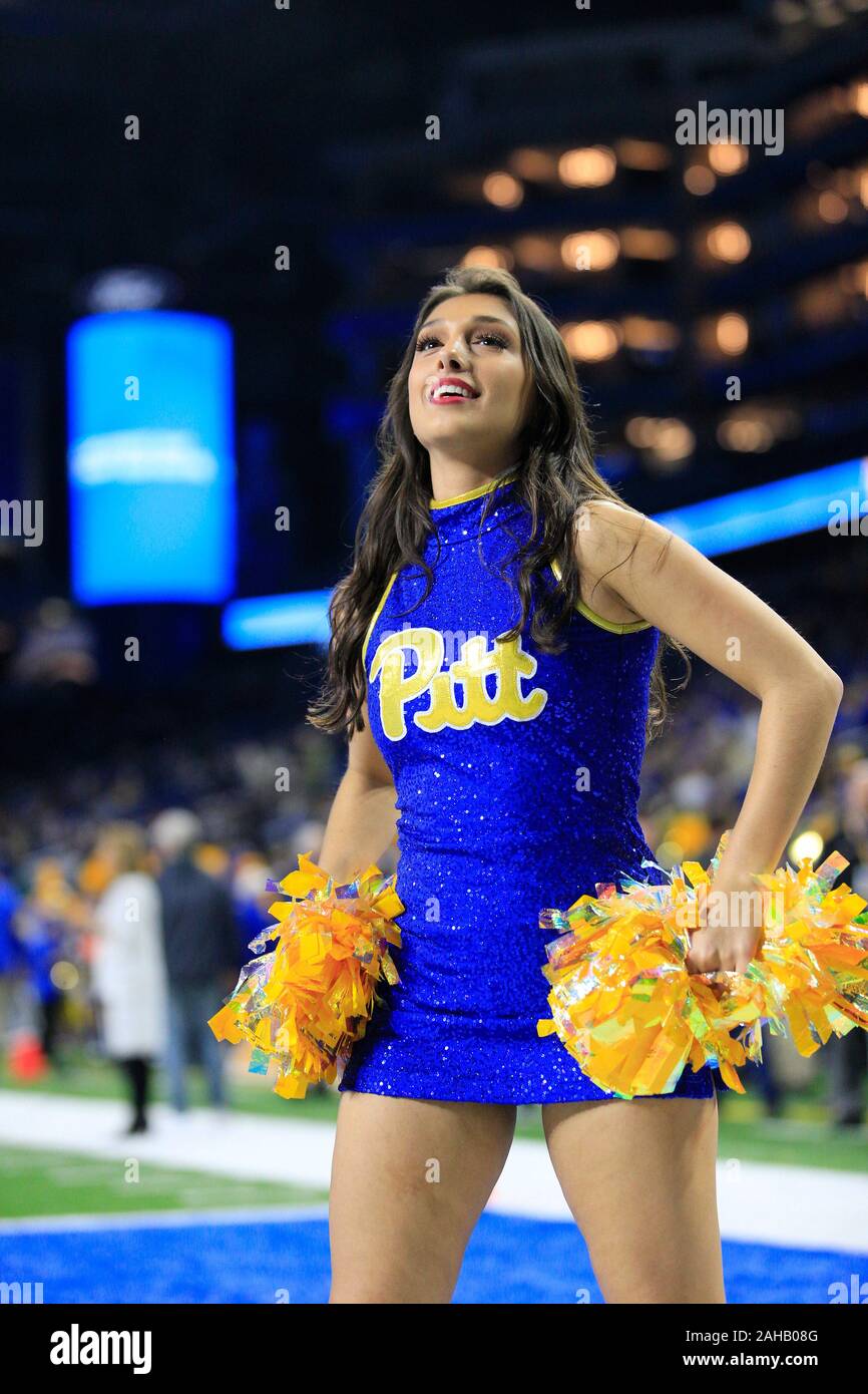 Detroit, Michigan, USA. Dec 26, 2019. Pittsburgh Panthers cheerleader effectue avant le lancement de la NCAA à la voie rapide entre le jeu de bol l'Eastern Michigan Eagles et le Pittsburgh Panthers au Ford Field de Detroit, Michigan. JP Waldron/Cal Sport Media/Alamy Live News Banque D'Images