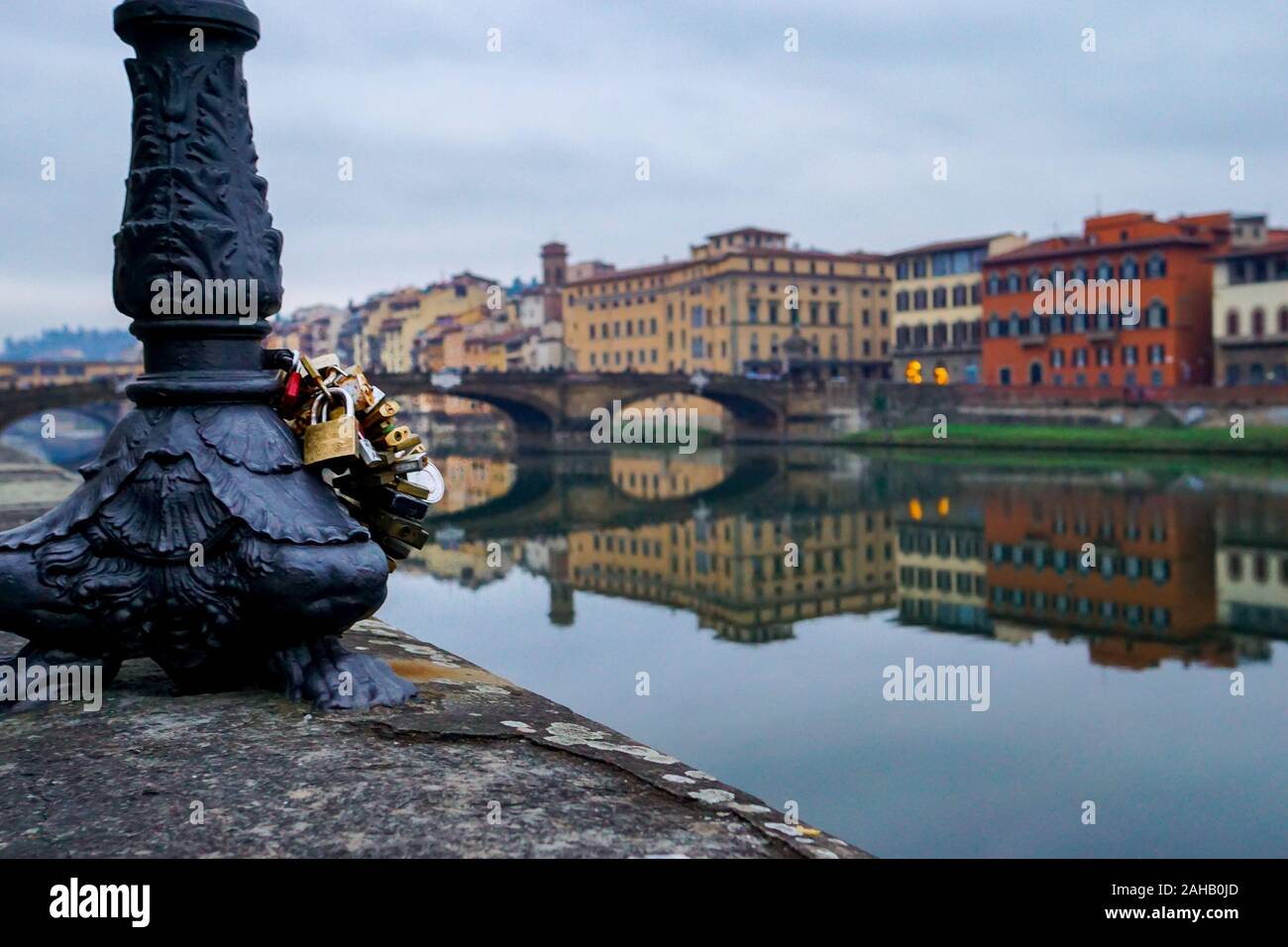 Love lock cadenas, symbolisant l'amour éternel, sont attachés à un lampadaire sur les rives de l'Arno à Florence, Italie Banque D'Images