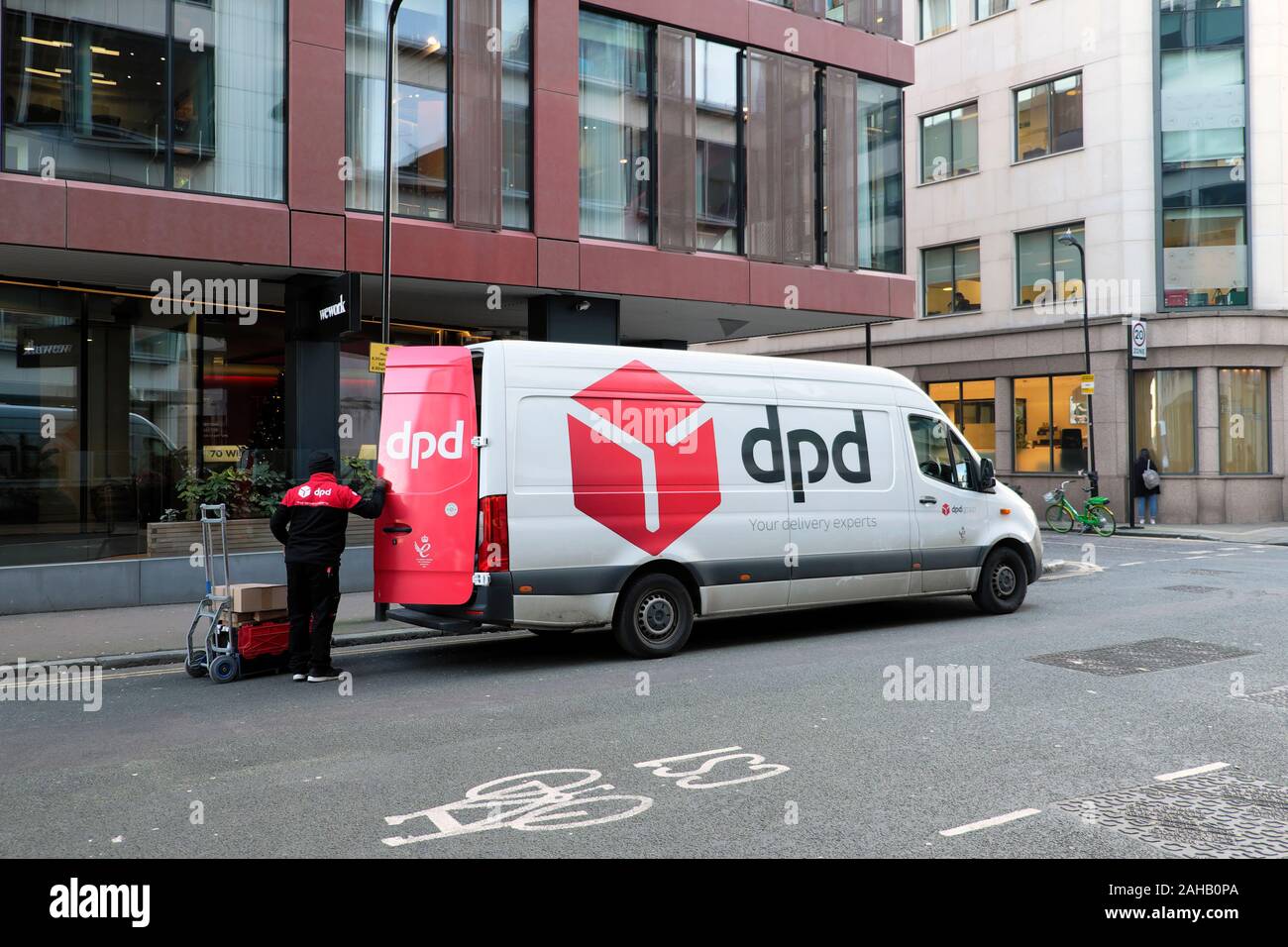 Un camion de livraison DPD WeWork extérieur sur la rue Wilson dans Finsbury East London EC2 England UK KATHY DEWITT Banque D'Images
