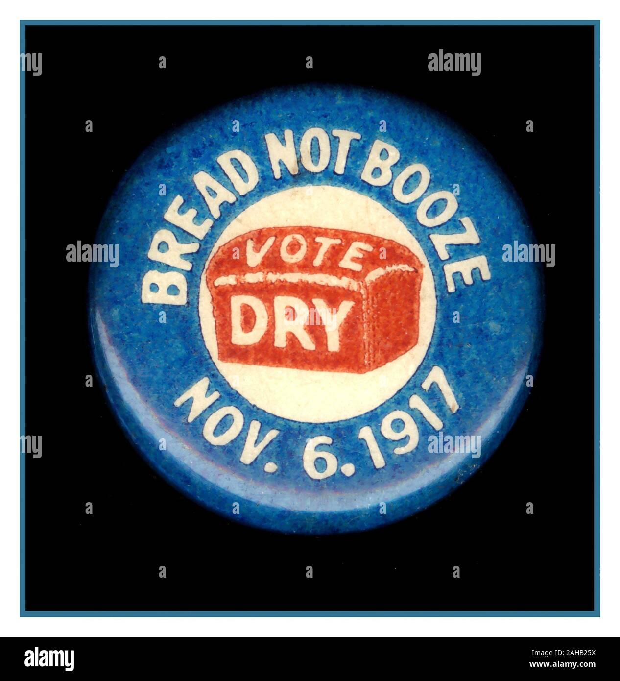 Vintage des années 1900, l'interdiction "Du pain pas Booze' / 'Voter' sec / 6 novembre 1917 .75" miche de pain Interdiction Design Bouton Épinglette ephemera politique Amérique USA Ohio Élections Interdiction de l'alcool, l'amendement 1 (1917) Banque D'Images