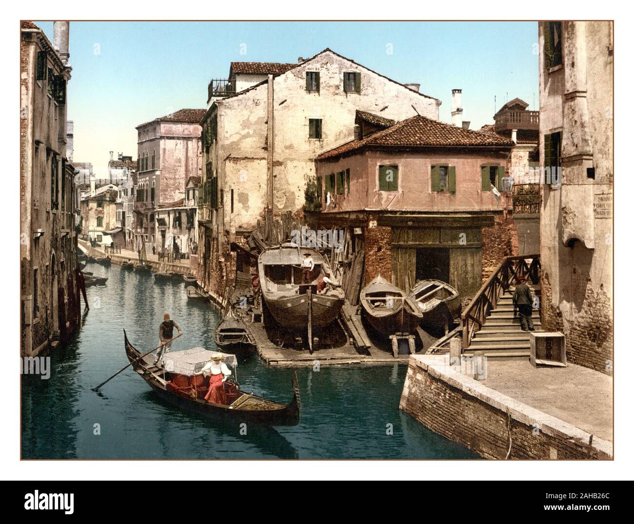Retour historique de Venise Vintage ancien canal de travail de rue gondola lady water taxi Photochrom de lithographie Botisella Rio della Venezia 1890 Venise Italie Banque D'Images