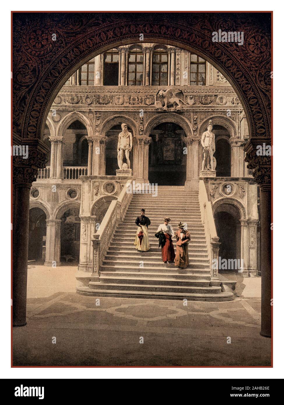 Palais des Doges de Venise historique ancien Vintage Photochrom bien habillé avec mesdames dans un palais vénitien. L'escalier de la Chaussée des Géants, La Scala del Palazzo Del Dogi Palais des Doges de Venise, Italie 1890 Banque D'Images