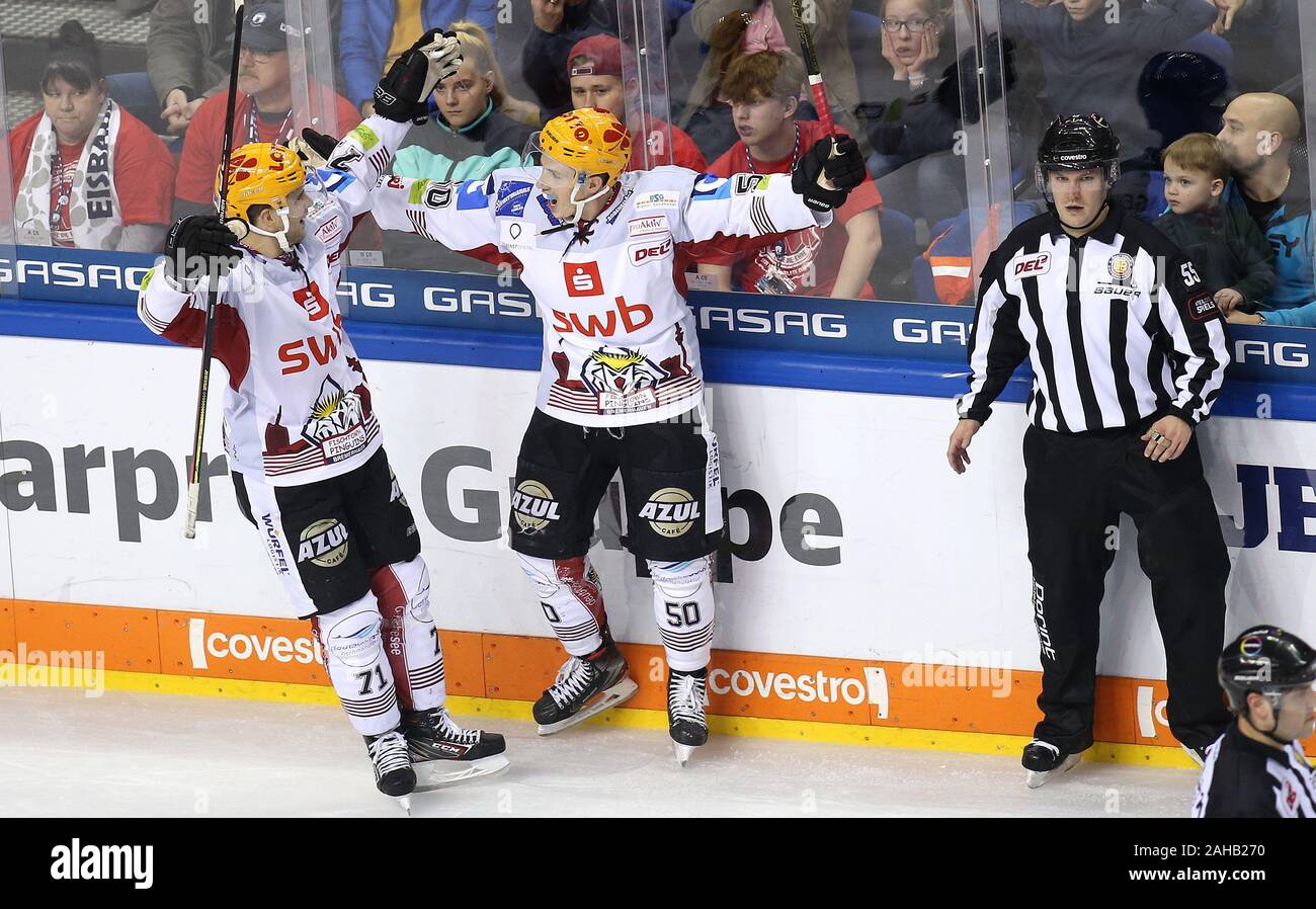 Berlin, Allemagne. Dec 27, 2019. Hockey sur glace : DEL, Eisbären Berlin - Pingouins Bremerhaven, tour principal, 32e journée, Mercedes-Benz-Arena. Patch Alber sur Pinguins Bremerhaven cheers après son but pour 4:5 avec son coéquipier Justin Feser (l). Crédit : Andreas Gora/dpa/Alamy Live News Banque D'Images