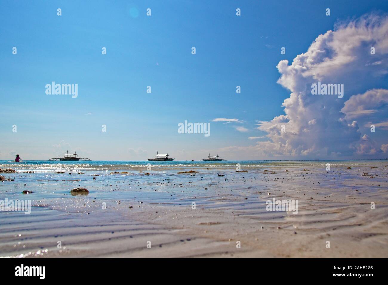 Bateaux de patins à l'horizon de la mer, sur Mindanao Dumaluan beach situé sur l'île de Panglao Banque D'Images