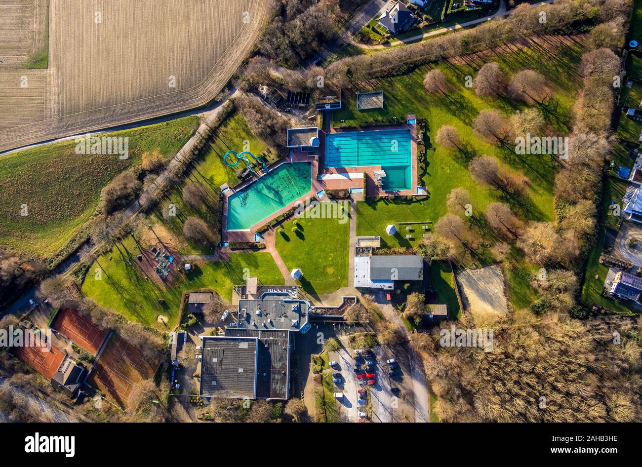 Vue aérienne, la piscine HeljensBad avec piscine extérieure et des toboggans, Heiligenhaus, Ruhr, Rhénanie du Nord-Westphalie, Allemagne, DE, l'Europe, les oiseaux- Banque D'Images