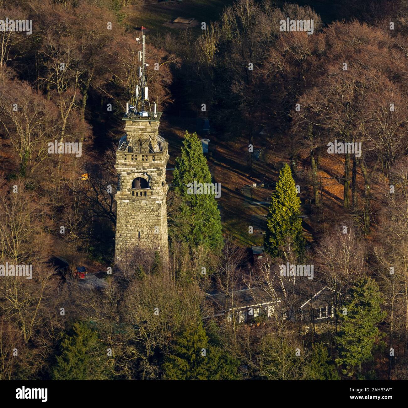 Photo aérienne, tour Bismarck (ancienne tour de radio de la Wehrmacht), la maison de l'arbre d'escalade escalade - bistro, parc, Hordtberg, Langenberg, Velbert, R Banque D'Images
