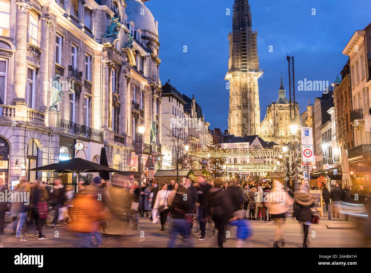 Anvers, Belgique - le 7 décembre 2019 : les gens déambulant dans le marché de Noël à Suikerui street Banque D'Images