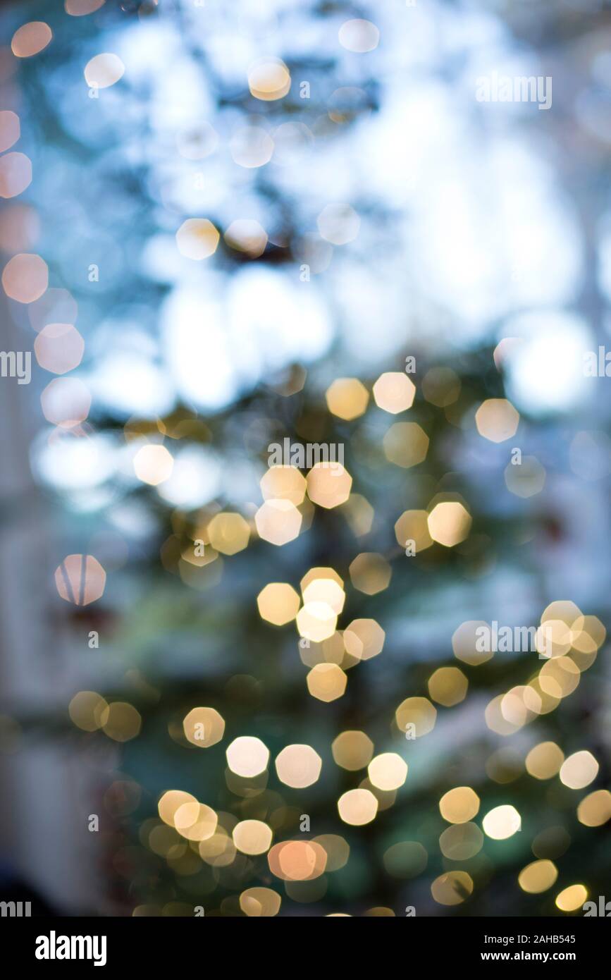 Arbre de Noël éclairé pas dans l'accent et avec les feux orange avec effet bokeh - concept abstrait pour les vacances Banque D'Images