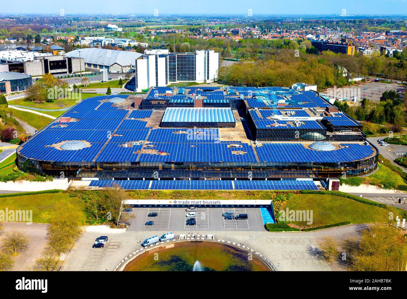 Fo toit le Trade Mart Brussels building recouvert de panneaux solaires, Bruxelles, Belgique Banque D'Images