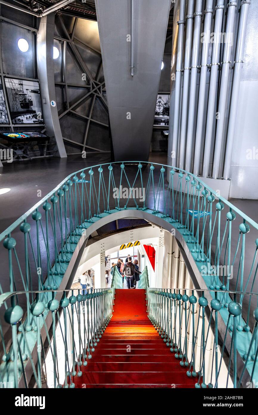 Escalier rouge et intérieur de l'Atomium construit pour l'exposition universelle de Bruxelles de 1958, Bruxelles, Belgique Banque D'Images