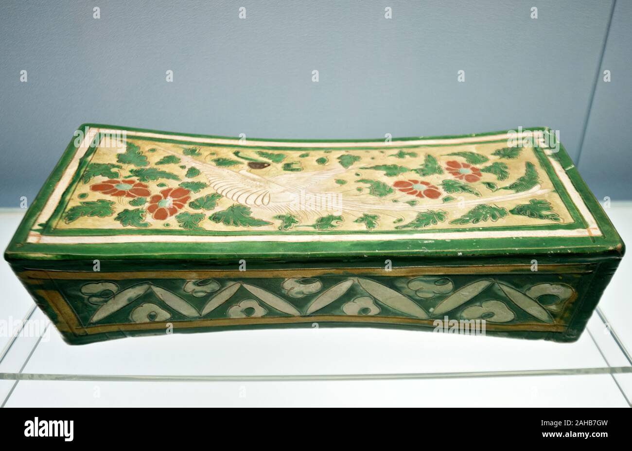 Boîte de poterie vernie polychrome avec motif oiseau et fleur incisé. Yin - Dynastie Yuan (A.d. 1115-1368). Musée De Shanghai, Chine. Banque D'Images