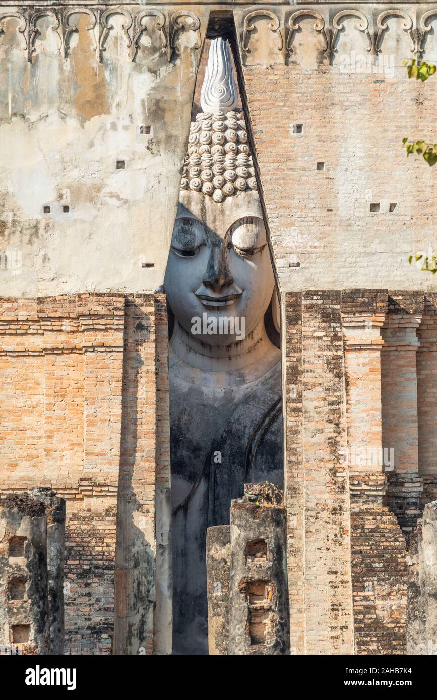 Grande image de Bouddha dans le temple de Wat Srichum, le temple bouddhiste en parc historique de Sukhothai, Thaïlande Banque D'Images