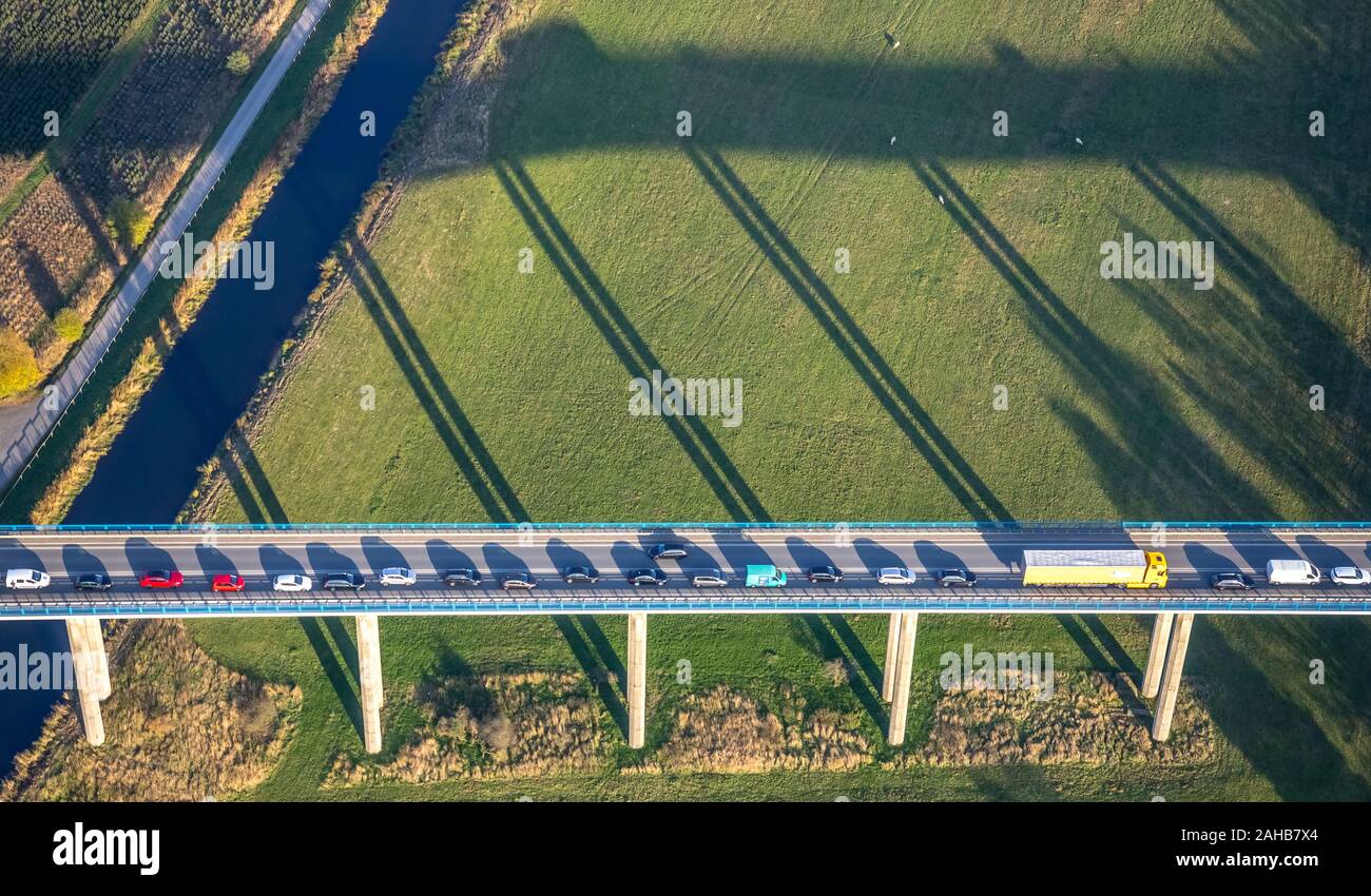 Photo aérienne, embouteillage sur la route fédérale B7 pont à l'autoroute A46, extension, raccordement Bestwig et Olsberg avec pont de l'autoroute, Nuttlar V Banque D'Images