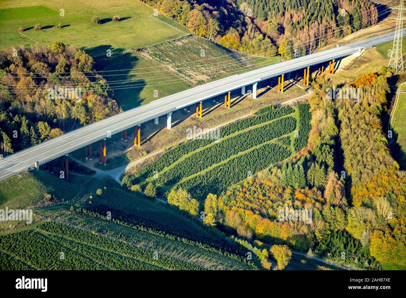 Photo aérienne, autoroute A46, extension et connexion Bestwig Brilon avec pont de l'autoroute, Nuttlar Föckinghausen, Bestwig, Sauerland, Rhine-West Nord Banque D'Images