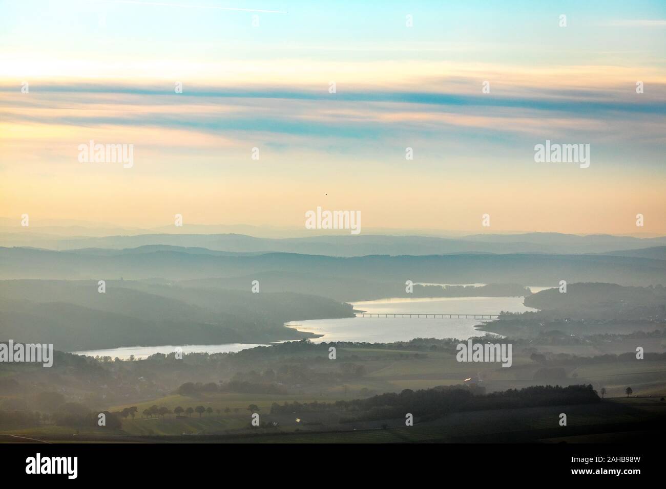 Vue aérienne, vue à partir de la distance à l'Möhnesee, rêveur paysage vallonné, brume, brouillard, distance, Soest, Rhénanie-Palatinat, Hesse, Allemagne Banque D'Images