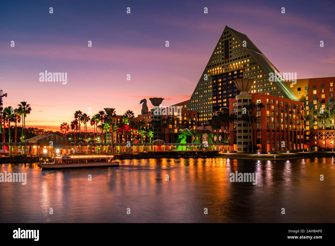 Orlando, Floride. 18 Décembre, 2019. Walt Disney World Dolphin Hotel et bateau-taxi à Lake Buena Vista. Banque D'Images