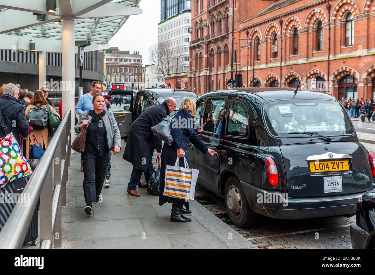 Les passagers monter dans des taxis à l'extérieur de la gare St Pancras, London, UK. Banque D'Images