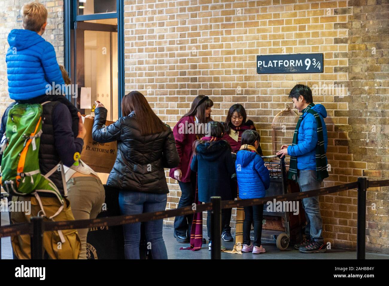 Plate-forme 9 3/4 attraction touristique des livres de Harry Potter, Kings Cross Railway Station, Londres, Royaume-Uni Banque D'Images