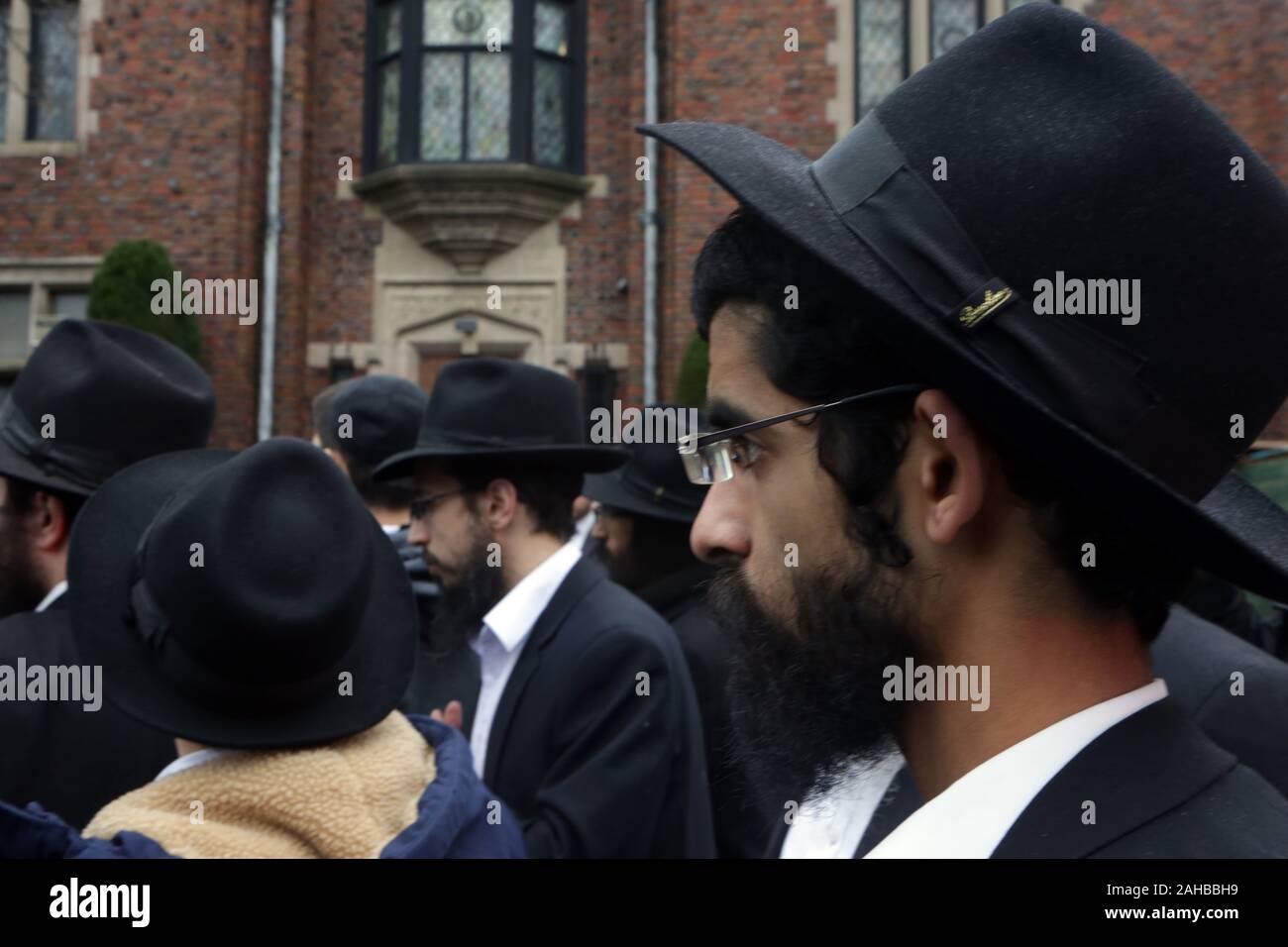 New York, New York, USA. Dec 27, 2019. New York Cty Le maire Bill De Blasio visite le quartier de Crown Heights à Brooklyn et le siège de Chabad Lubavitch de prendre la parole au cours des dernières attaques antisémites dans la région de New York le 27 décembre 2019 dans la section de Crown Heights de la ville de New York. Credit : Mpi43/media/Alamy Punch Live News Banque D'Images