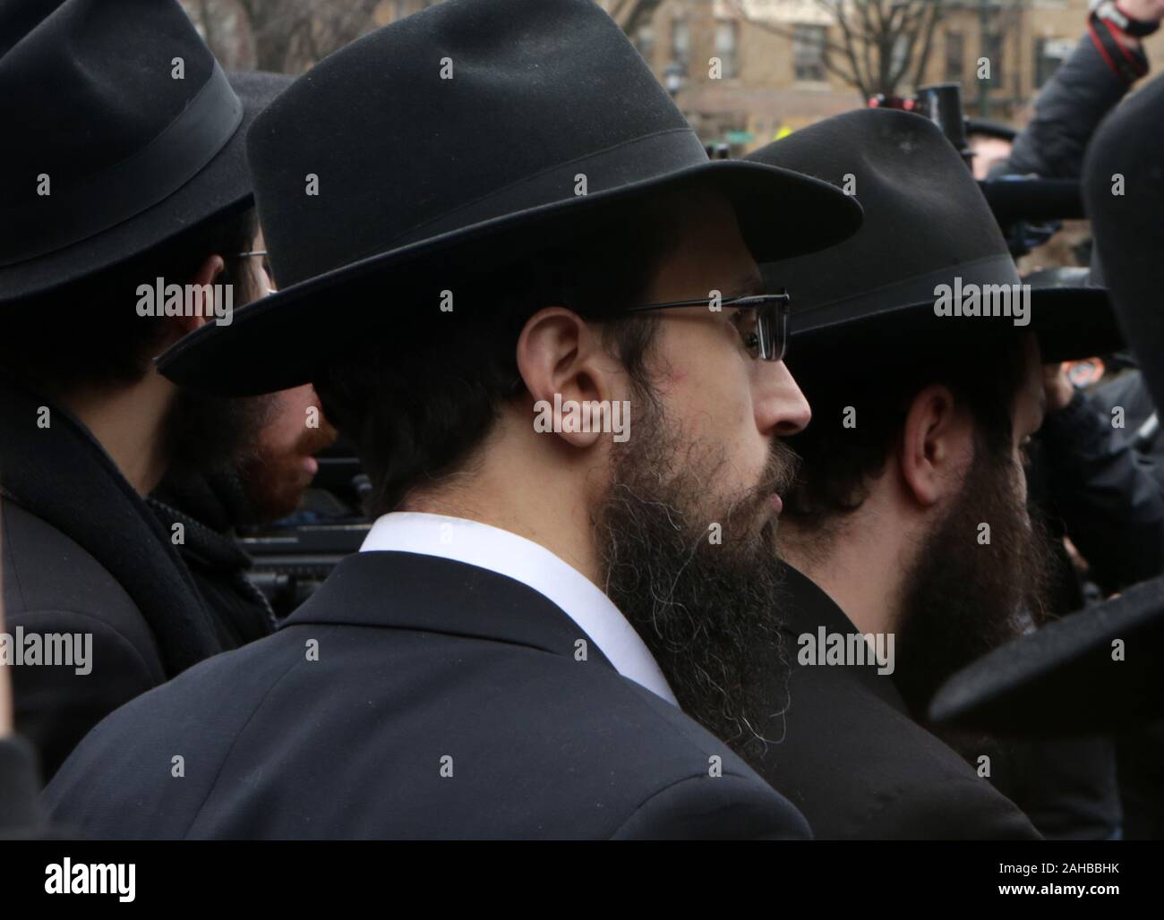 New York, New York, USA. Dec 27, 2019. New York Cty Le maire Bill De Blasio visite le quartier de Crown Heights à Brooklyn et le siège de Chabad Lubavitch de prendre la parole au cours des dernières attaques antisémites dans la région de New York le 27 décembre 2019 dans la section de Crown Heights de la ville de New York. Credit : Mpi43/media/Alamy Punch Live News Banque D'Images