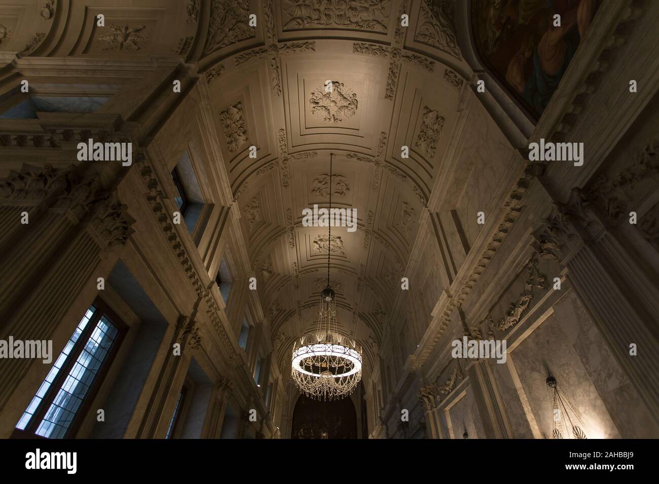 Amsterdam, Pays-Bas - le 26 décembre 2019 : interior shot de Koninklijk Paleis à Amsterdam, mobilier baroque emplit la pièce, pas de gens sont visibles Banque D'Images