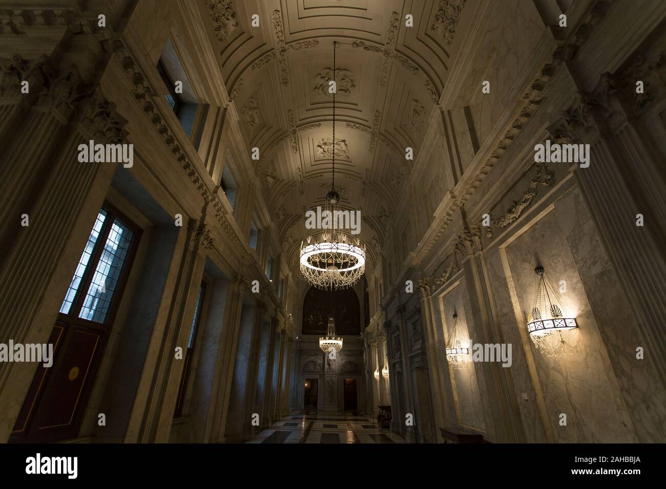 Amsterdam, Pays-Bas - le 26 décembre 2019 : interior shot de Koninklijk Paleis à Amsterdam, mobilier baroque emplit la pièce, pas de gens sont visibles Banque D'Images