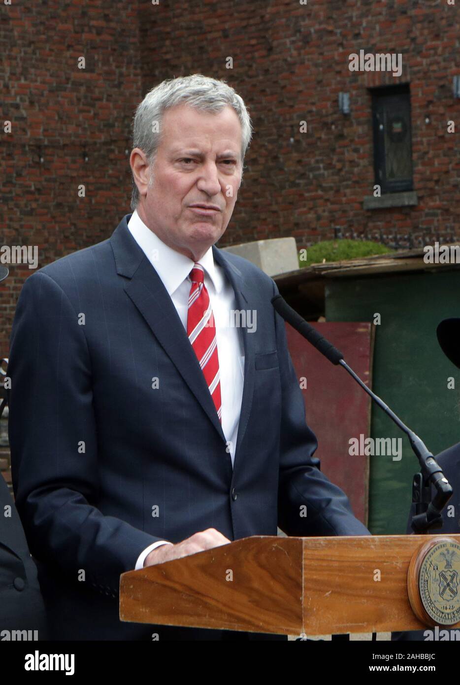 New York, New York, USA. Dec 27, 2019. New York Cty Le maire Bill De Blasio visite le quartier de Crown Heights à Brooklyn et le siège de Chabad Lubavitch de prendre la parole au cours des dernières attaques antisémites dans la région de New York le 27 décembre 2019 dans la section de Crown Heights de la ville de New York. Credit : Mpi43/media/Alamy Punch Live News Banque D'Images