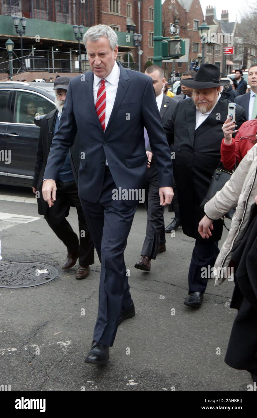 New York, New York, USA. Dec 27, 2019. New York Cty Le maire Bill De Blasio visite le quartier de Crown Heights à Brooklyn et le siège de Chabad Lubavitch de prendre la parole au cours des dernières attaques antisémites dans la région de New York le 27 décembre 2019 dans la section de Crown Heights de la ville de New York. Credit : Mpi43/media/Alamy Punch Live News Banque D'Images