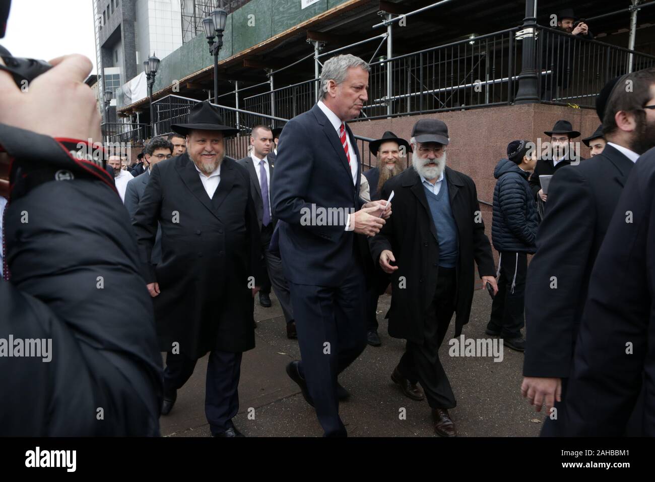 New York, New York, USA. Dec 27, 2019. New York Cty Le maire Bill De Blasio visite le quartier de Crown Heights à Brooklyn et le siège de Chabad Lubavitch de prendre la parole au cours des dernières attaques antisémites dans la région de New York le 27 décembre 2019 dans la section de Crown Heights de la ville de New York. Credit : Mpi43/media/Alamy Punch Live News Banque D'Images