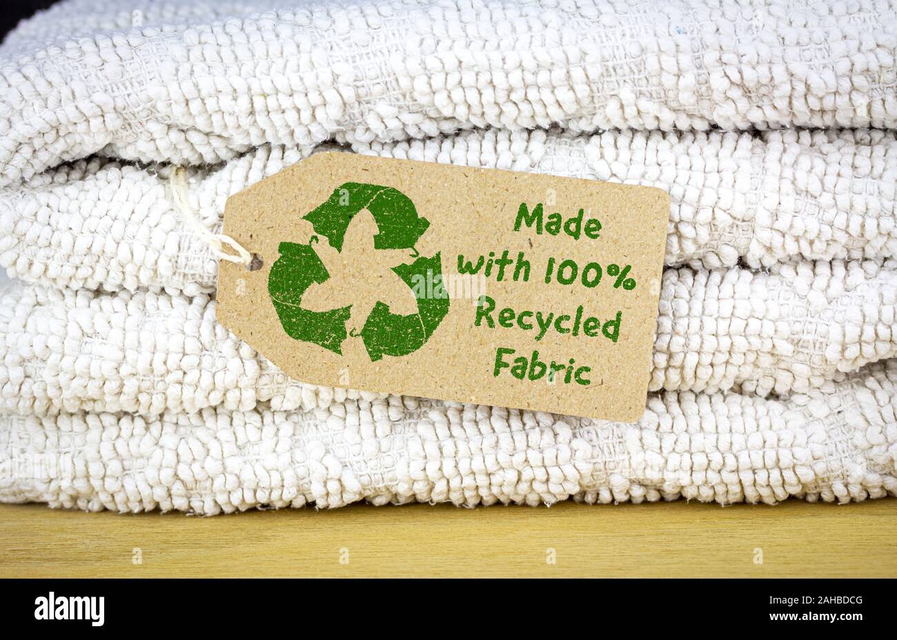 Recycler l'icône vêtements recyclés sur l'étiquette de la carte, faites à  100 % de tissus recyclés texte. La mode durable et éthique shopping concept  Photo Stock - Alamy