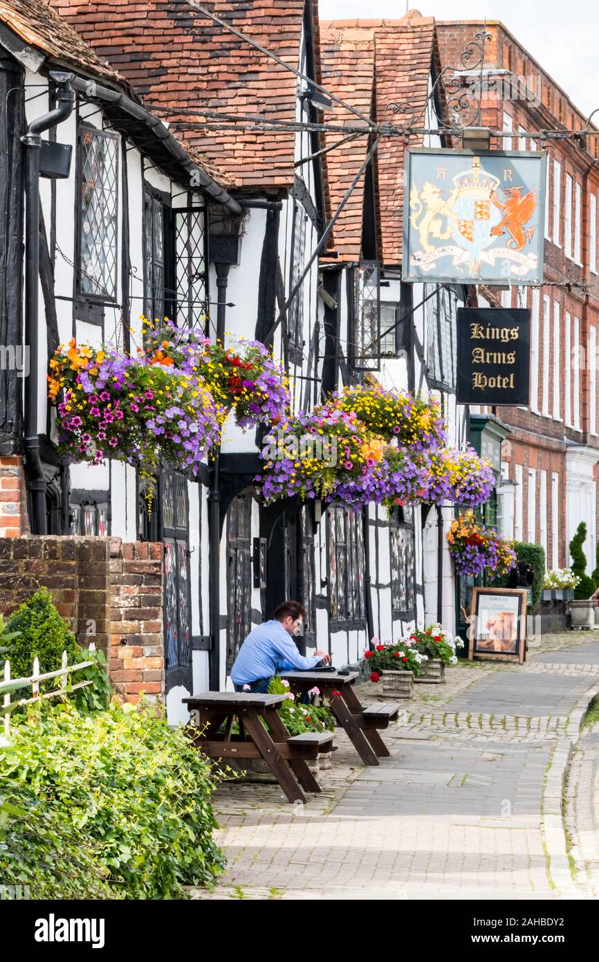 Amersham, Angleterre - 22 août 2019 : Un homme est assis à l'extérieur de la Kings Arms Hotel de la vieille ville. L'hôtel date du 15ème siècle. Banque D'Images