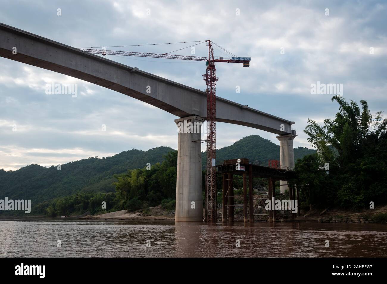 Pont ferroviaire à grande vitesse à travers le fleuve du Mékong en construction, au nord de Luang Prabang, Laos. Un projet chinois reliant la Chine à Vientiane. Banque D'Images