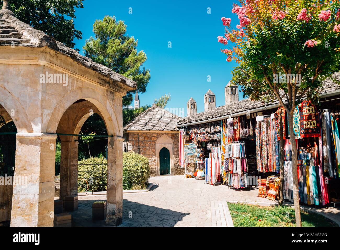 Koski Mehmed Pasha mosque et boutique de souvenirs à Mostar, Bosnie-Herzégovine Banque D'Images