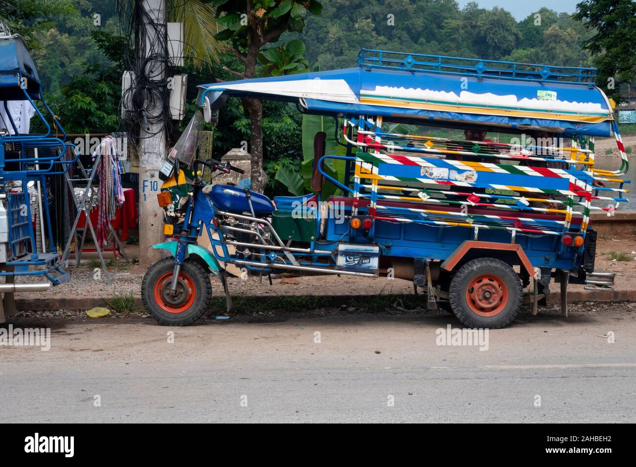 Tuktuk bleu à Luang Prabang, Laos Banque D'Images